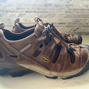 Men’s size 9.5 Keen brand steel toe EH rated gently worn work shoes.